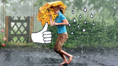 Mädchen barfuß im Regen mit Regenschirm 