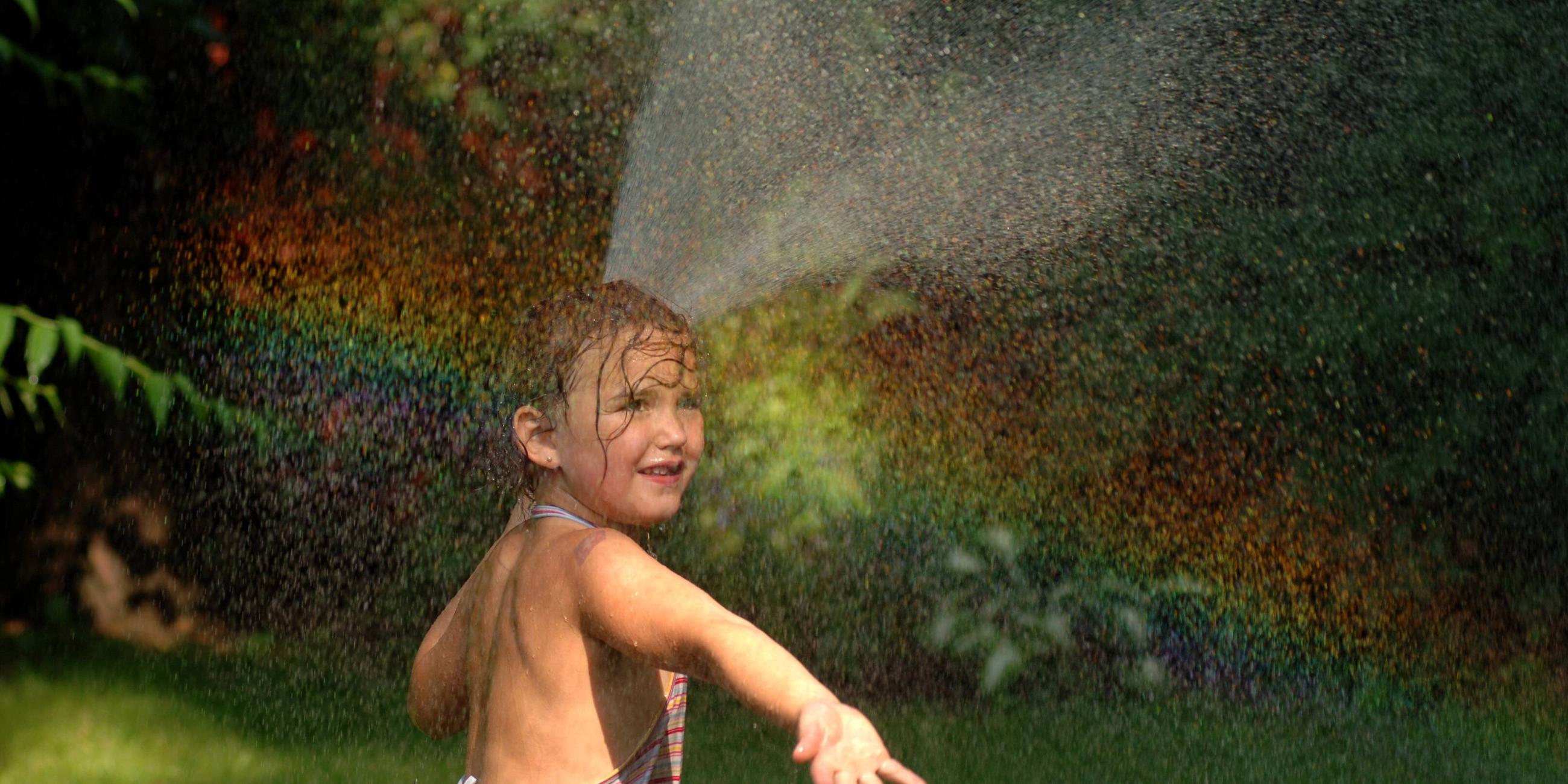 Regenbogen durch Wasser aus dem Gartenschlauch