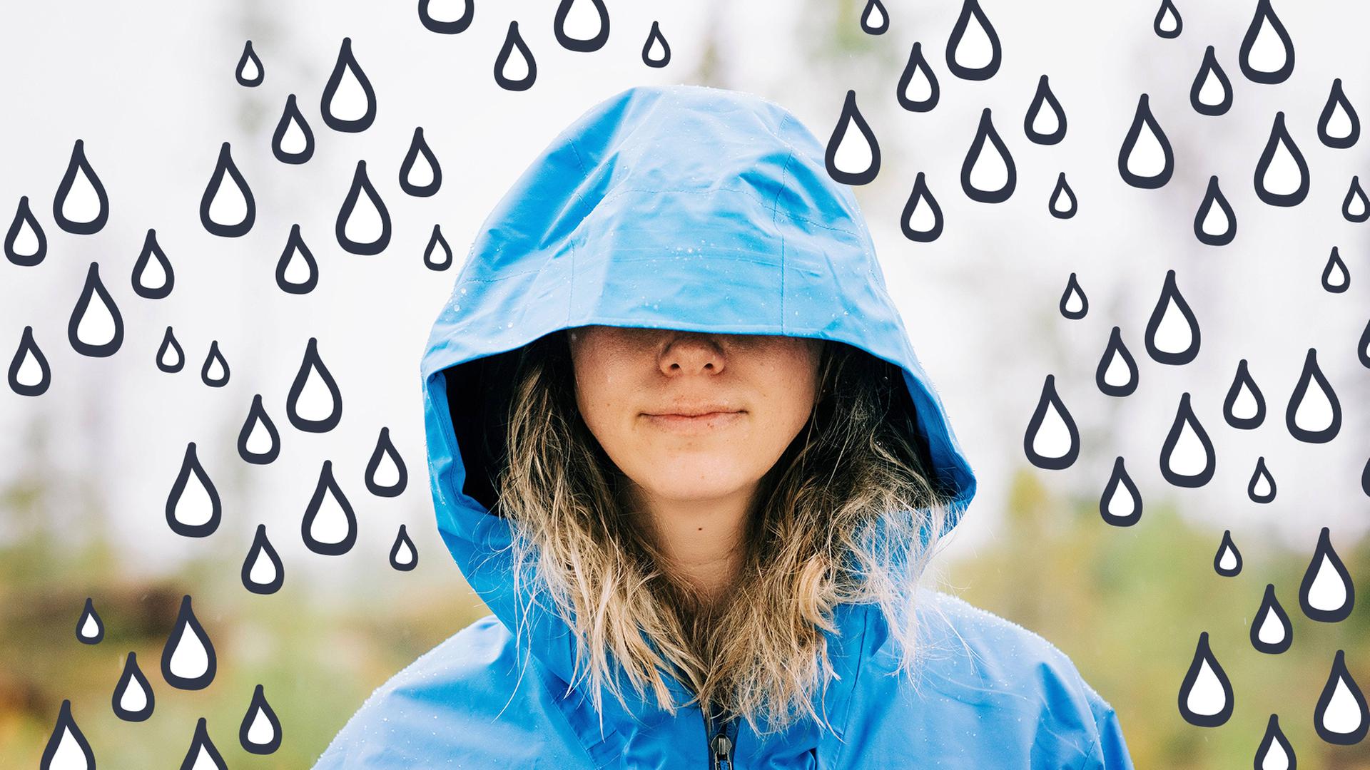 Junge Frau mit Regenjacke und Regentropfen.
