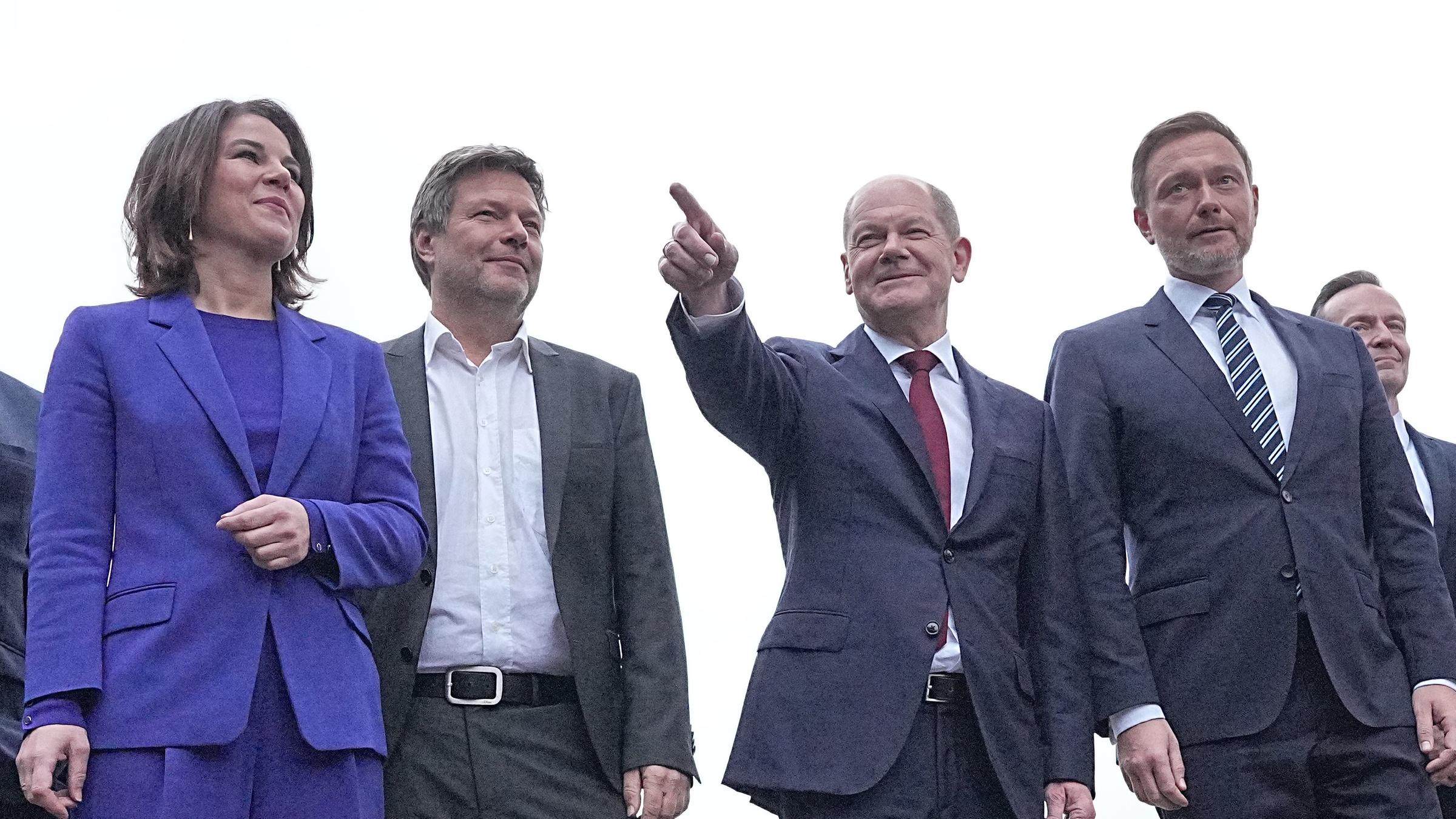 nnalena Baerbock, Bundesvorsitzende von Bündnis 90/Die Grünen, Robert Habeck, Bundesvorsitzender von Bündnis 90/Die Grünen, Olaf Scholz, SPD-Kanzlerkandidat und geschäftsführender Bundesfinanzminister und Christian Lindner, Parteivorsitzender der FDP, kommen zu einer Pressekonferenz, um den gemeinsamen Koalitionsvertrag der Ampel-Parteien von SPD, Bündnis 90/Die Grünen und FDP für die künftige Bundesregierung vorzustellen. 