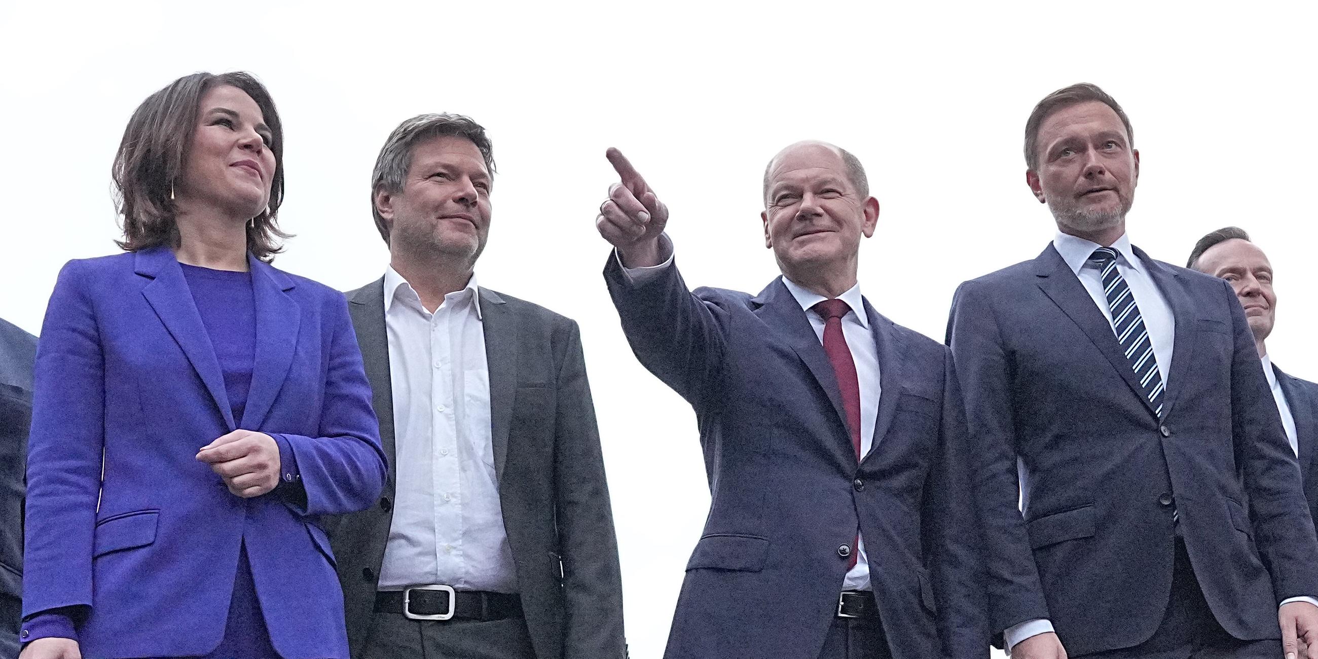 nnalena Baerbock, Bundesvorsitzende von Bündnis 90/Die Grünen, Robert Habeck, Bundesvorsitzender von Bündnis 90/Die Grünen, Olaf Scholz, SPD-Kanzlerkandidat und geschäftsführender Bundesfinanzminister und Christian Lindner, Parteivorsitzender der FDP, kommen zu einer Pressekonferenz, um den gemeinsamen Koalitionsvertrag der Ampel-Parteien von SPD, Bündnis 90/Die Grünen und FDP für die künftige Bundesregierung vorzustellen. 