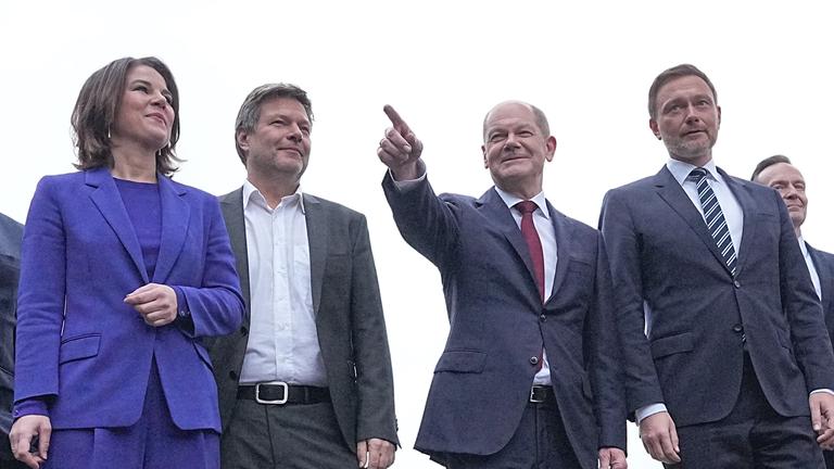 nnalena Baerbock, Bundesvorsitzende von Bündnis 90/Die Grünen, Robert Habeck, Bundesvorsitzender von Bündnis 90/Die Grünen, Olaf Scholz, SPD-Kanzlerkandidat und geschäftsführender Bundesfinanzminister und Christian Lindner, Parteivorsitzender der FDP, kommen zu einer Pressekonferenz, um den gemeinsamen Koalitionsvertrag der Ampel-Parteien von SPD, Bündnis 90/Die Grünen und FDP für die künftige Bundesregierung vorzustellen. 