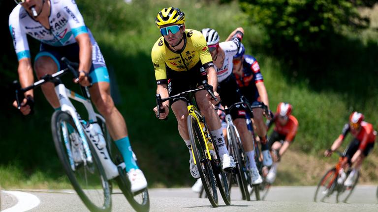 Mehrere Rennradfahrer fahren hintereinander her