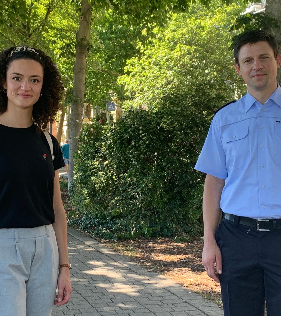 logo!-Reporterin Maral interviewt einen Polizisten