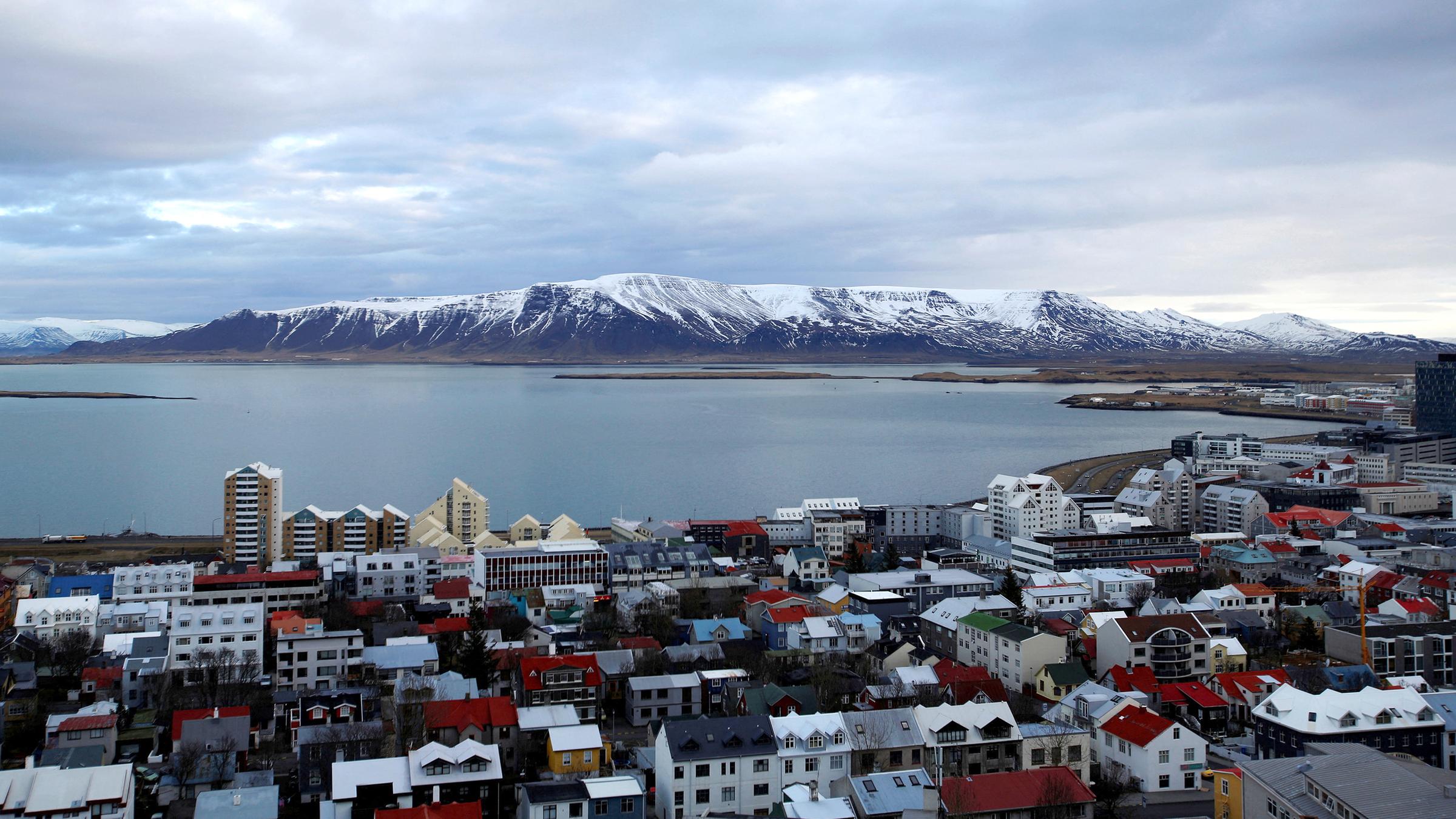 Eine Gesamtansicht der Stadt Reykjavik (Isalnd) von der Kirche Hallgrimskirkja aus gesehen