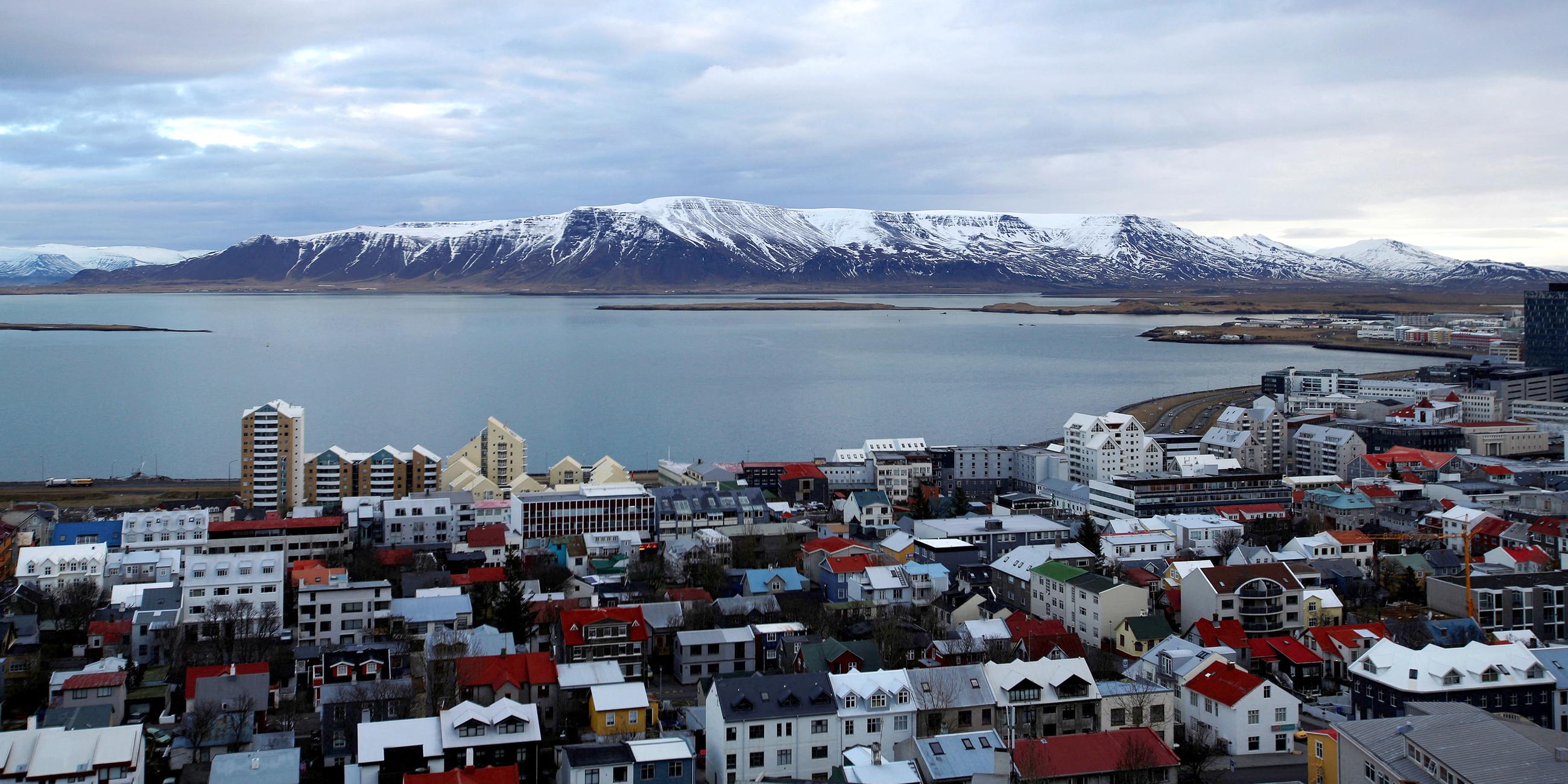 Eine Gesamtansicht der Stadt Reykjavik (Isalnd) von der Kirche Hallgrimskirkja aus gesehen