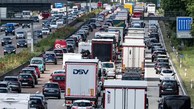 Fahrzeuge stehen im Stau auf der Autobahn 5.