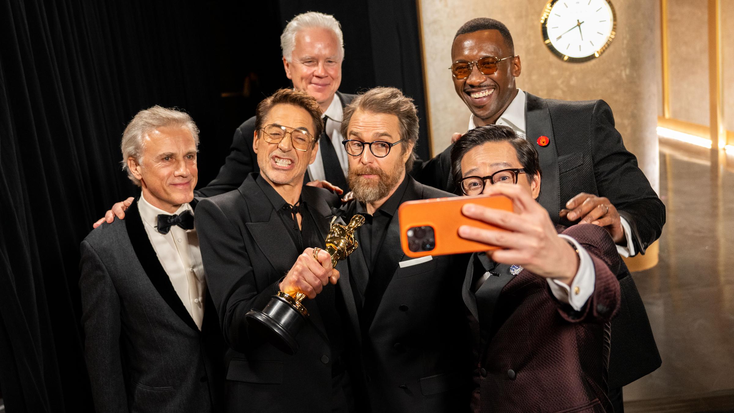 Robert Downey Junior macht zusammen mit Christoph Waltz, Tim Robbins, Sam Rockwell, Mahershala Ali und Ke Huy Yuan ein Selfie. 