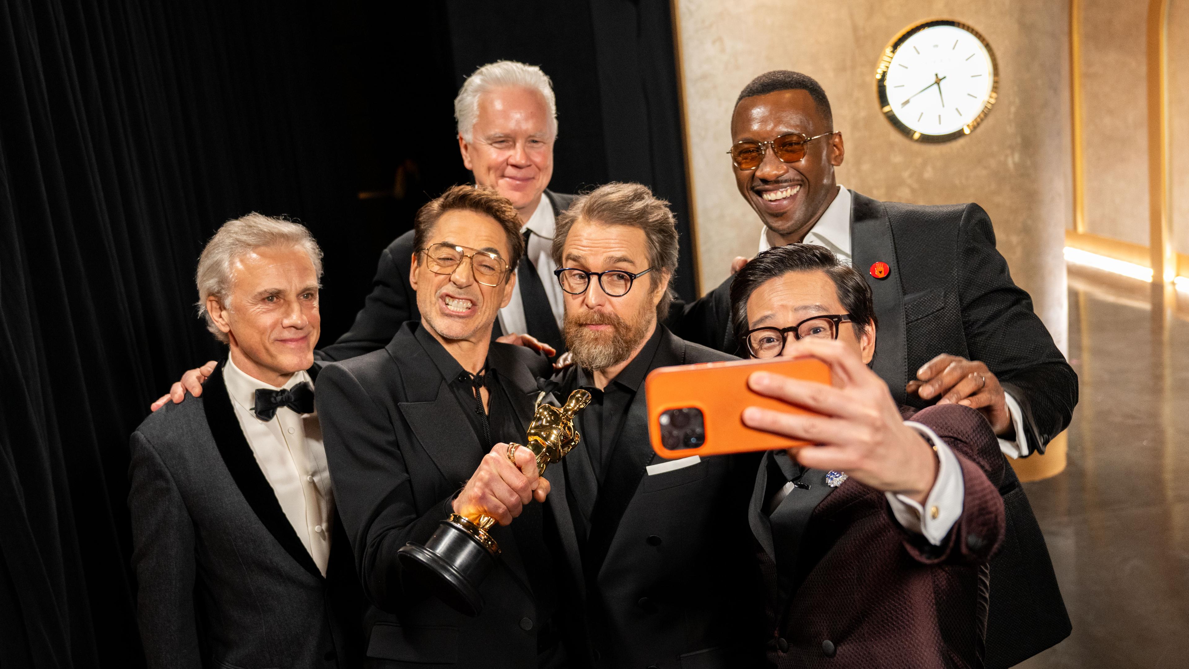 Robert Downey Junior macht zusammen mit Christoph Waltz, Tim Robbins, Sam Rockwell, Mahershala Ali und Ke Huy Yuan ein Selfie. 