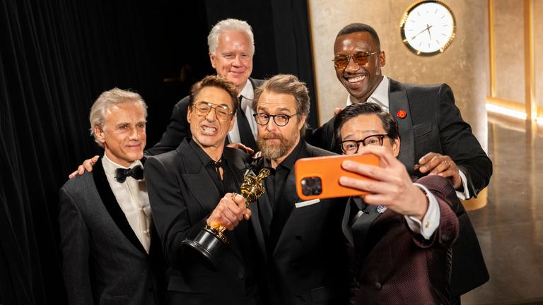 Robert Downey Junior macht zusammen mit Christoph Waltz, Tim Robbins, Sam Rockwell, Mahershala Ali und Ke Huy Yuan ein Selfie. 