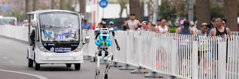 Ungewöhnliches Bild beim Halbmarathon in Beijing (China): Mehrere hundert humanoide Roboter liefen auf einer eigenen Strecke mit – und waren zum ersten Mal schneller als die Menschen!