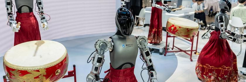 Humanoide Roboter führen bei einer Ausstellung in Hongkong eine Musikperformance vor. 