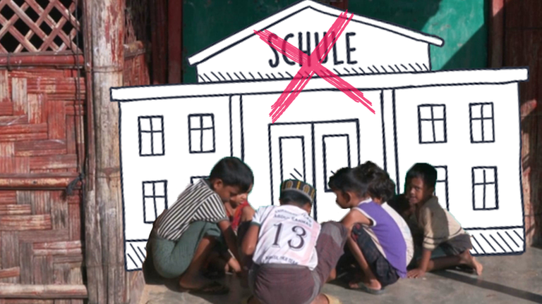 Mehrere Kinder sitzen vor einer geschlossenen Schule. 