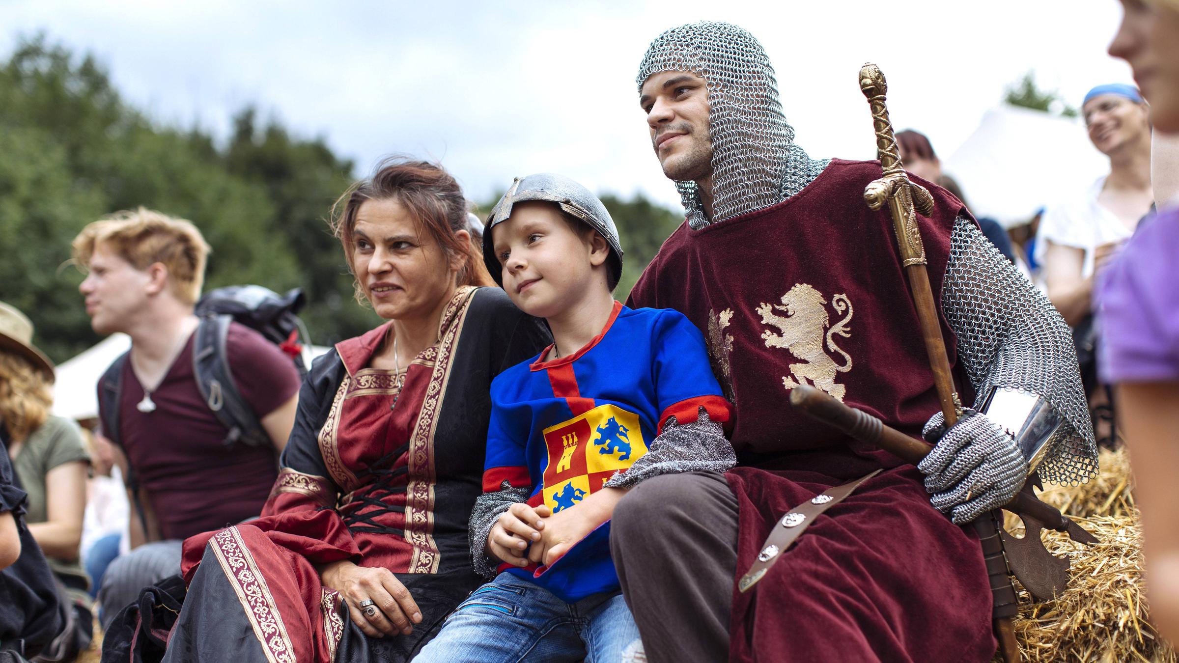 Eine Familie hat sich verkleidet wie im Mittelalter. 
