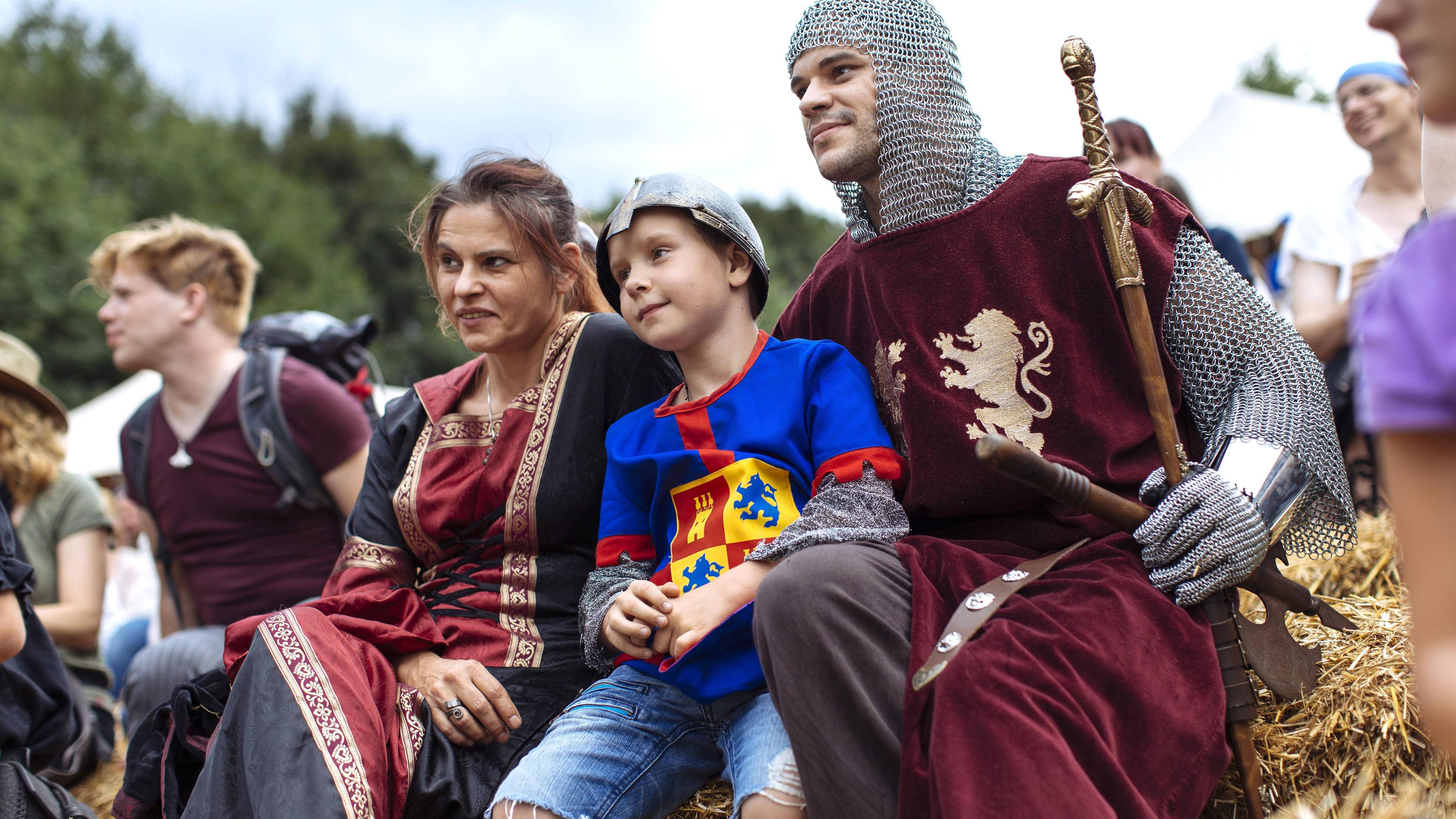 Eine Familie hat sich verkleidet wie im Mittelalter. 