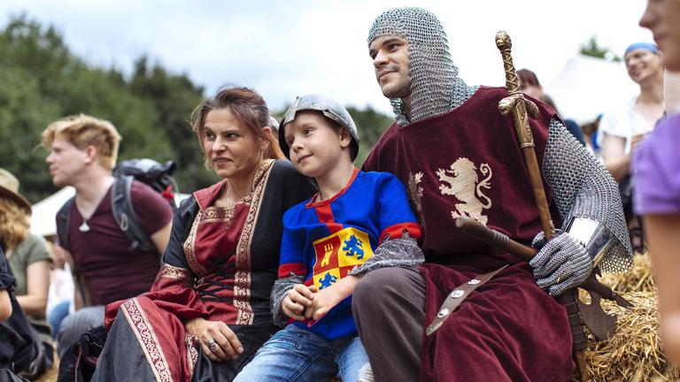 Eine Familie hat sich verkleidet wie im Mittelalter. 