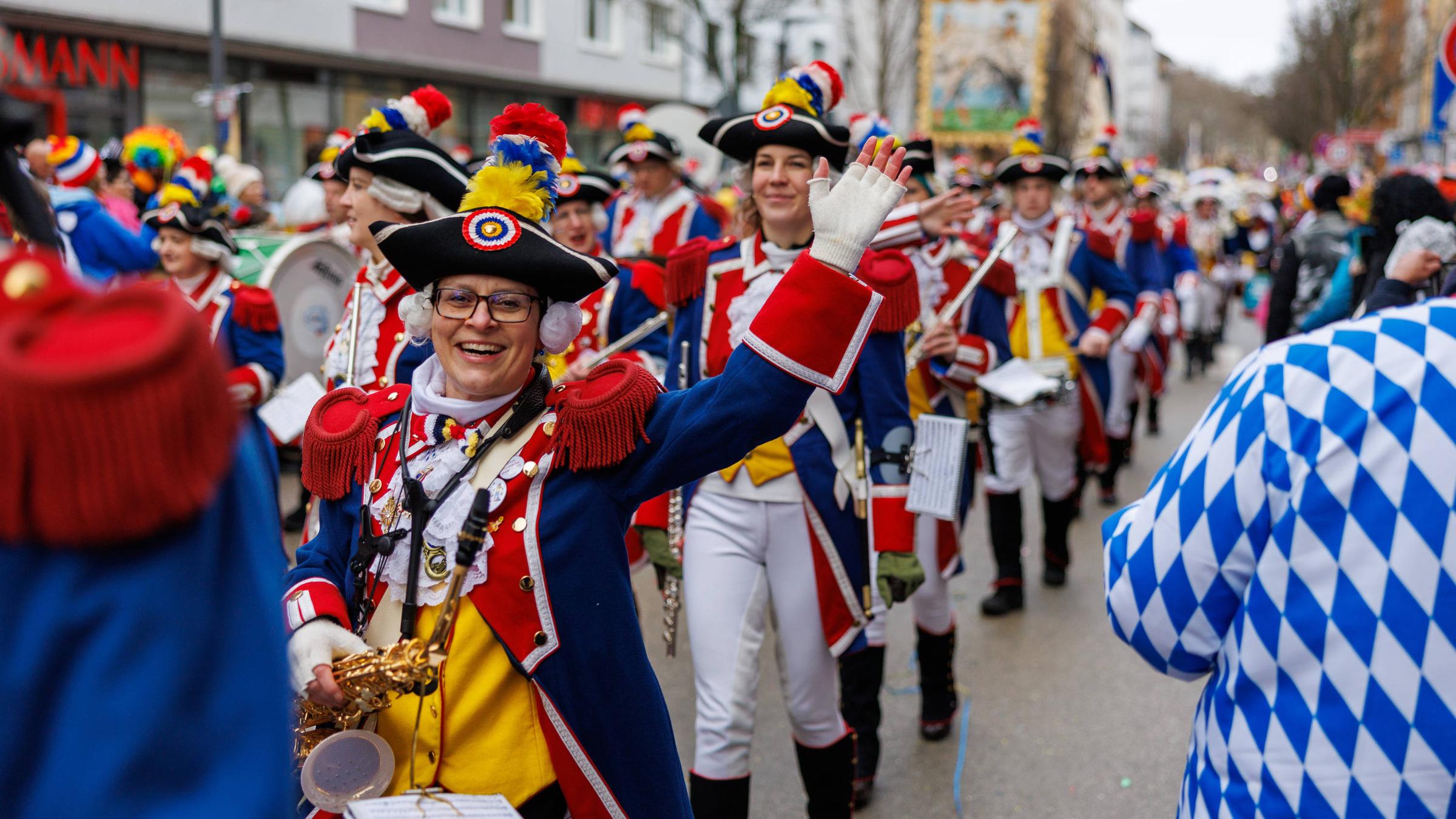 In Mainz sagt heute niemand „Hallo“, sondern „Helau“! Punkt 11:11 Uhr ist der Rosenmontagszug gestartet. Laut Polizei feiern über eine halbe Million Menschen fröhlich "Fastnacht", wie man in Mainz dazu sagt.
