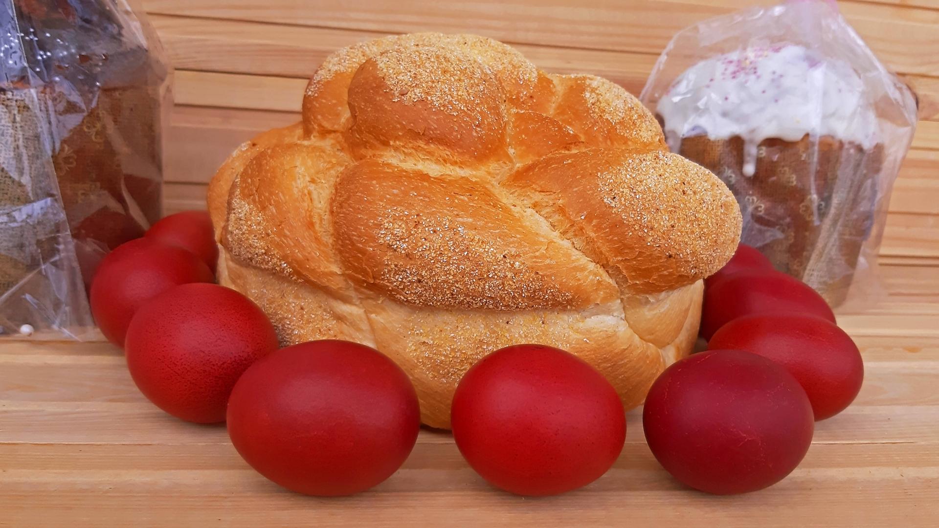 Rote Eier und Gebäck zu Ostern in Griechenland