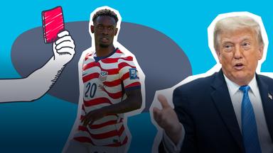 Eine Collage zeigt eine gezeichnete Hand, die eine rote Karte hält, Folarin Balogun, Donald Trump vor blaumen Hintergrund.