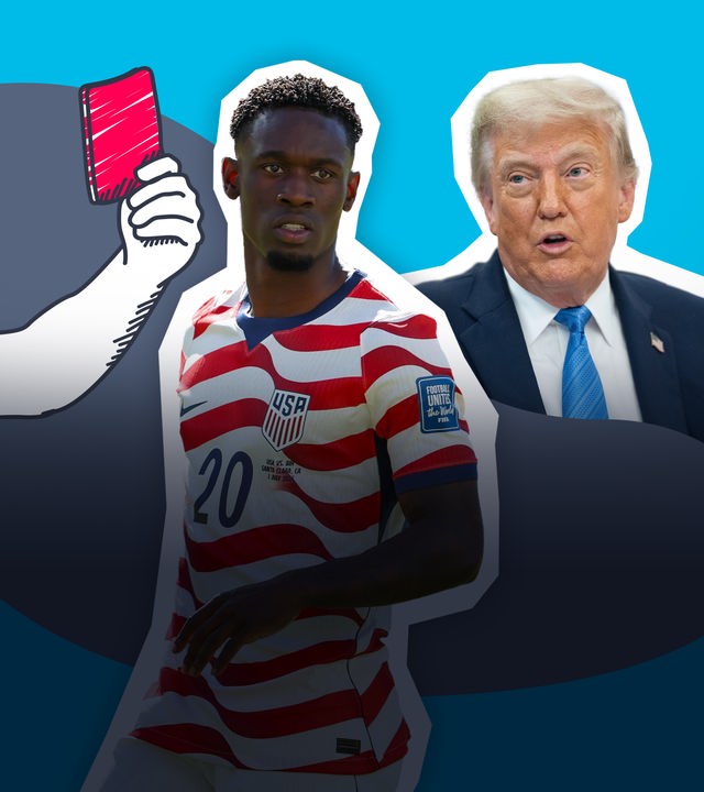Eine Collage zeigt eine gezeichnete Hand, die eine rote Karte hält, Folarin Balogun, Donald Trump vor blaumen Hintergrund.