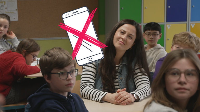 Reporterin Teresa sitzt in Schulklasse, daneben grafischen Handy durchgestrichen