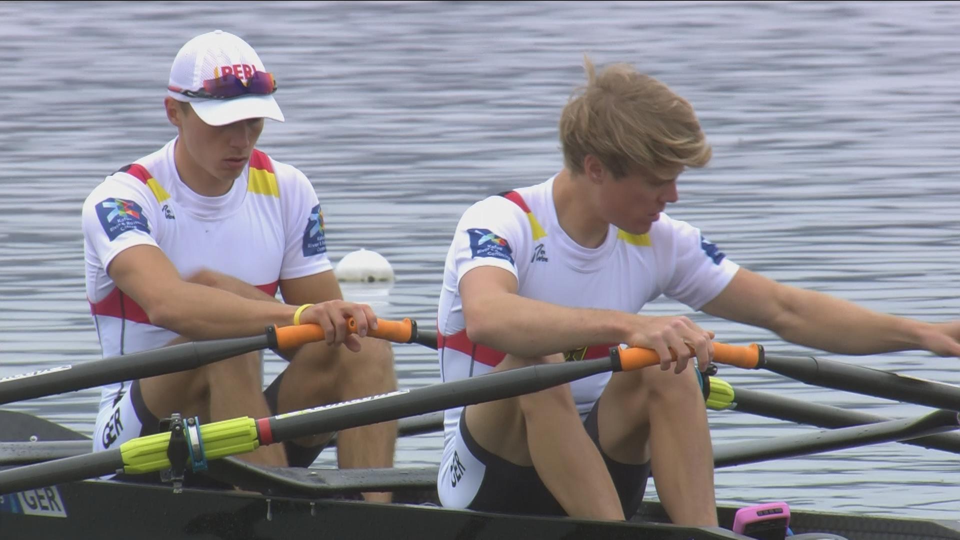 Jonathan Rommelmann und Jason Osborne sitzen im Ruderboot