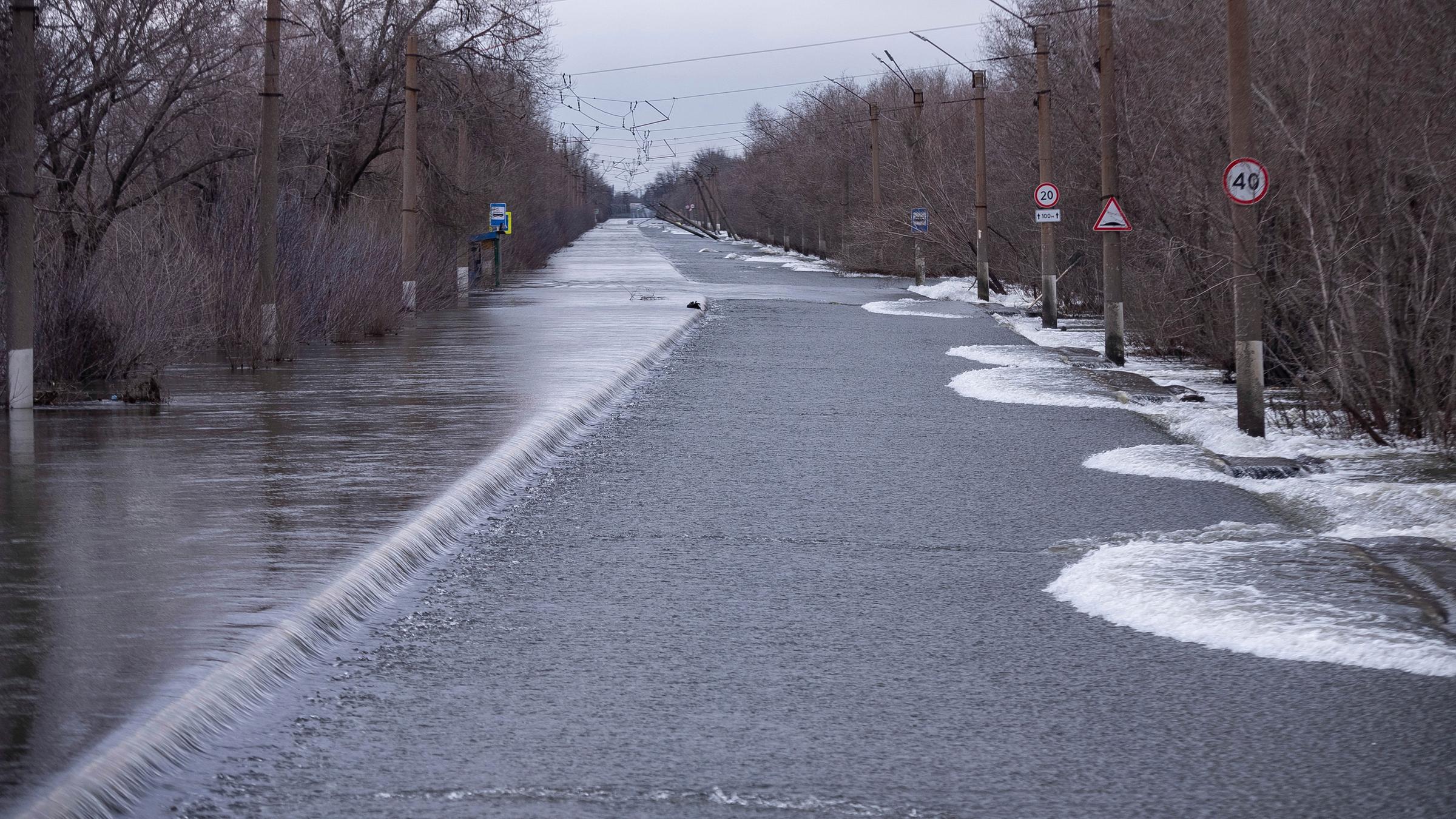 Überschwemmte Straße in Russland