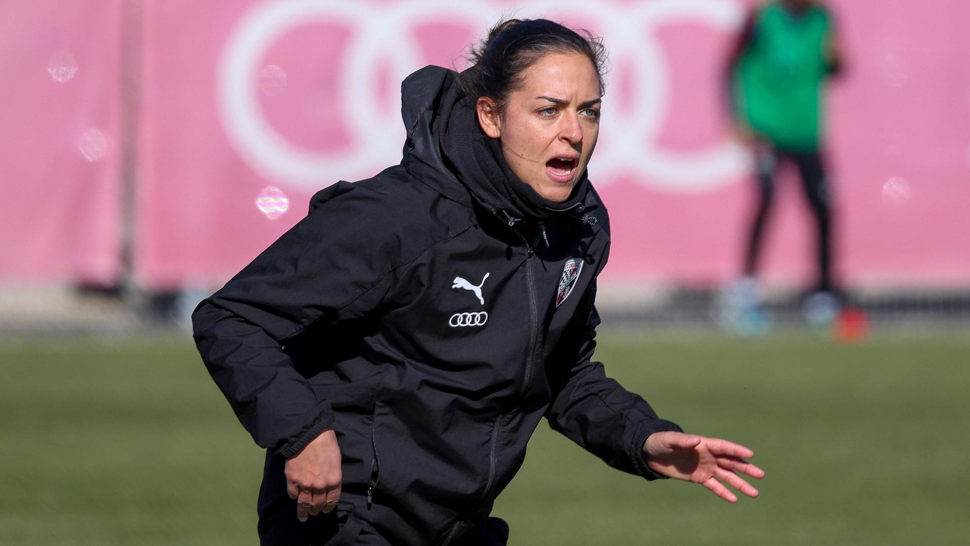 Sabrina Wittmann (Trainerin FC Ingolstadt 04) an der Seitenlinie beim U19-Spiel FC Ingolstadt 04 - FC Bayern München