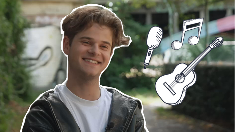 Sänger Jas, neben ihm eine gezeichnete Gitarre, Musiknote und Mikrofon 