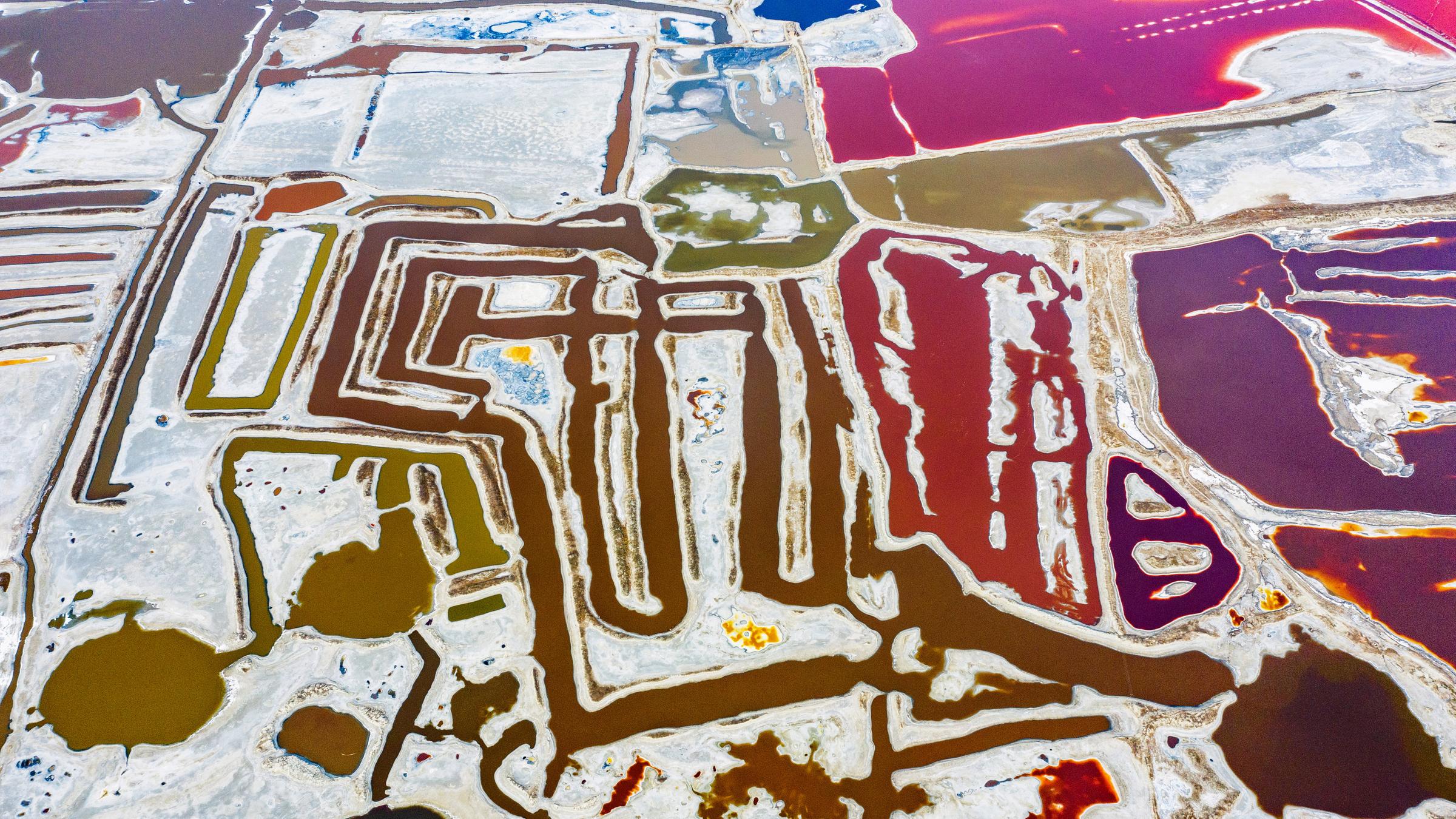 Luftaufnahme zeigt den farbigen Salzsee bei Yuncheng.