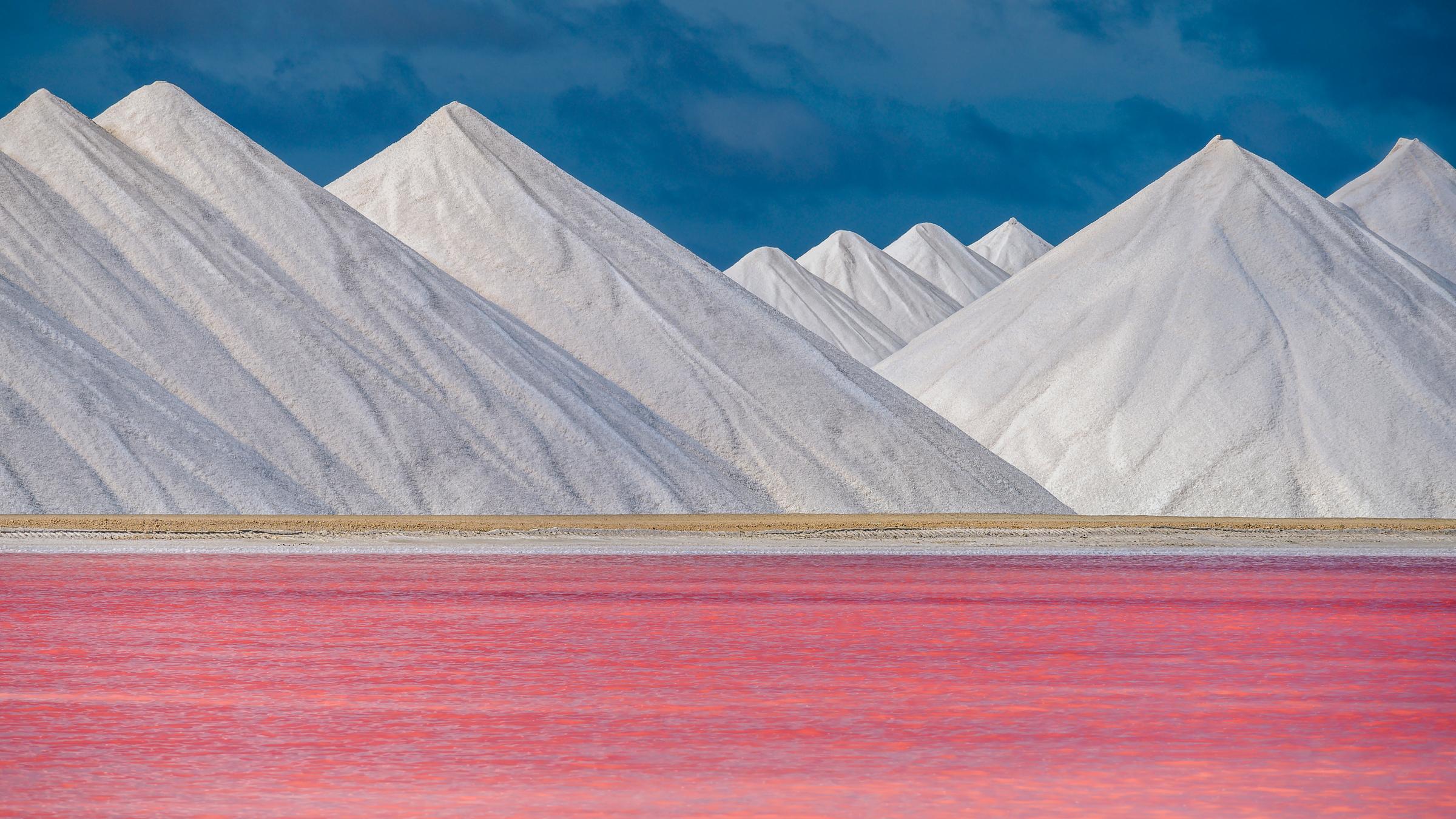 Pinker See vor weißen Hügeln