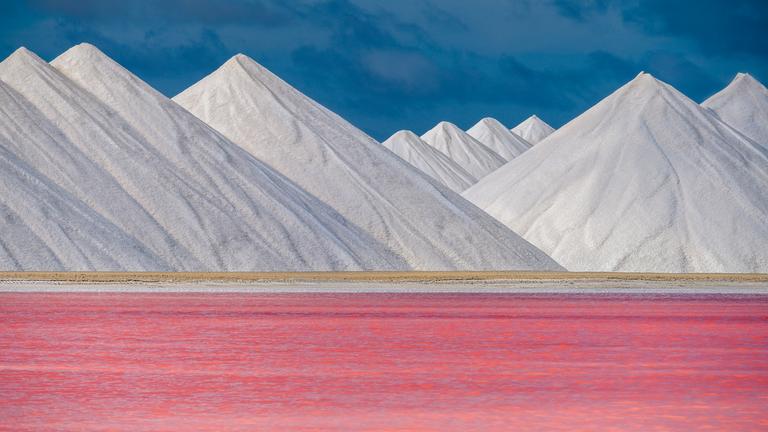 Pinker See vor weißen Hügeln