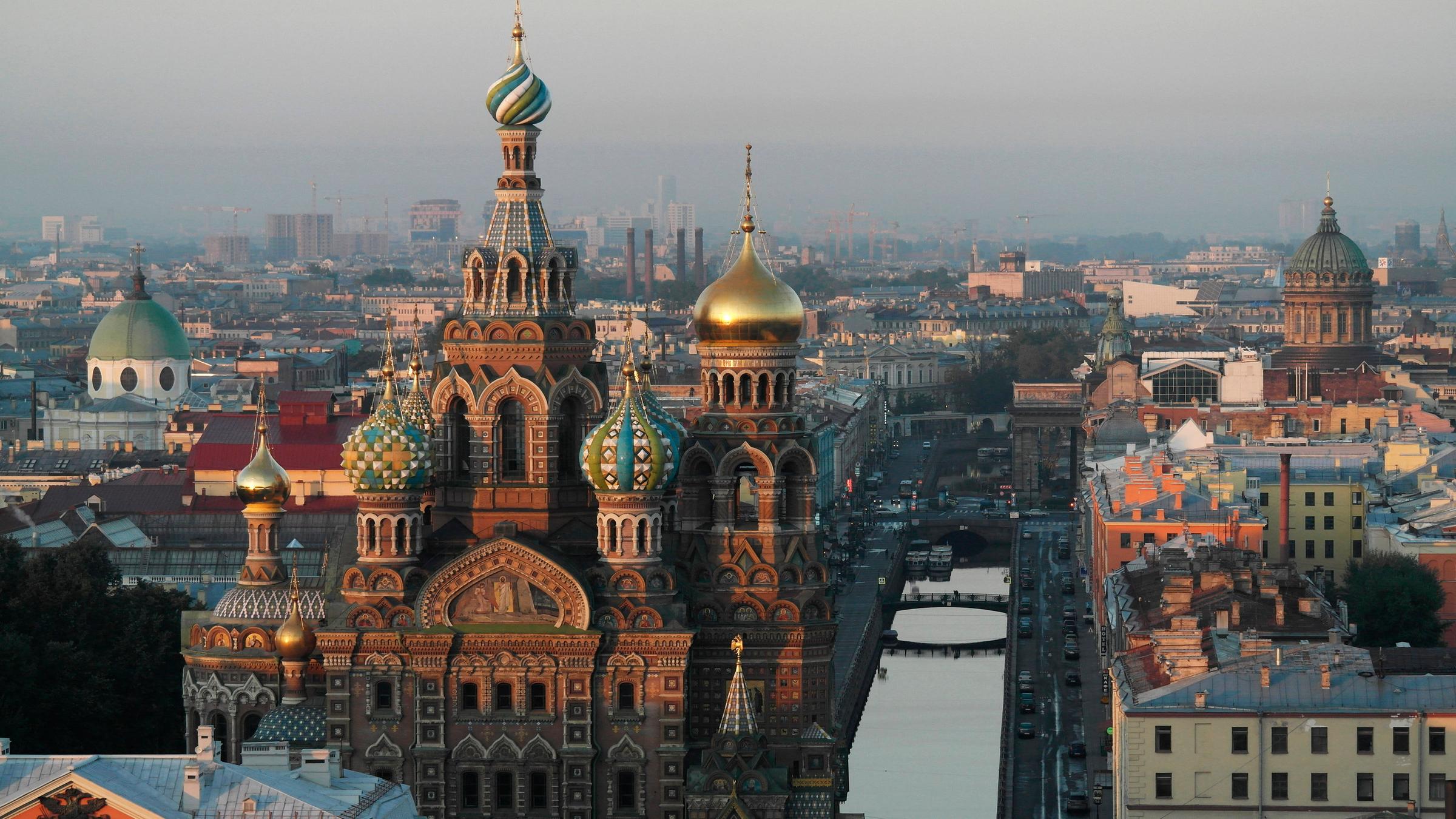 Man sieht die Auferstehungskirche in Sankt Petersburg. Neben der Kirche fließt ein Kanal.