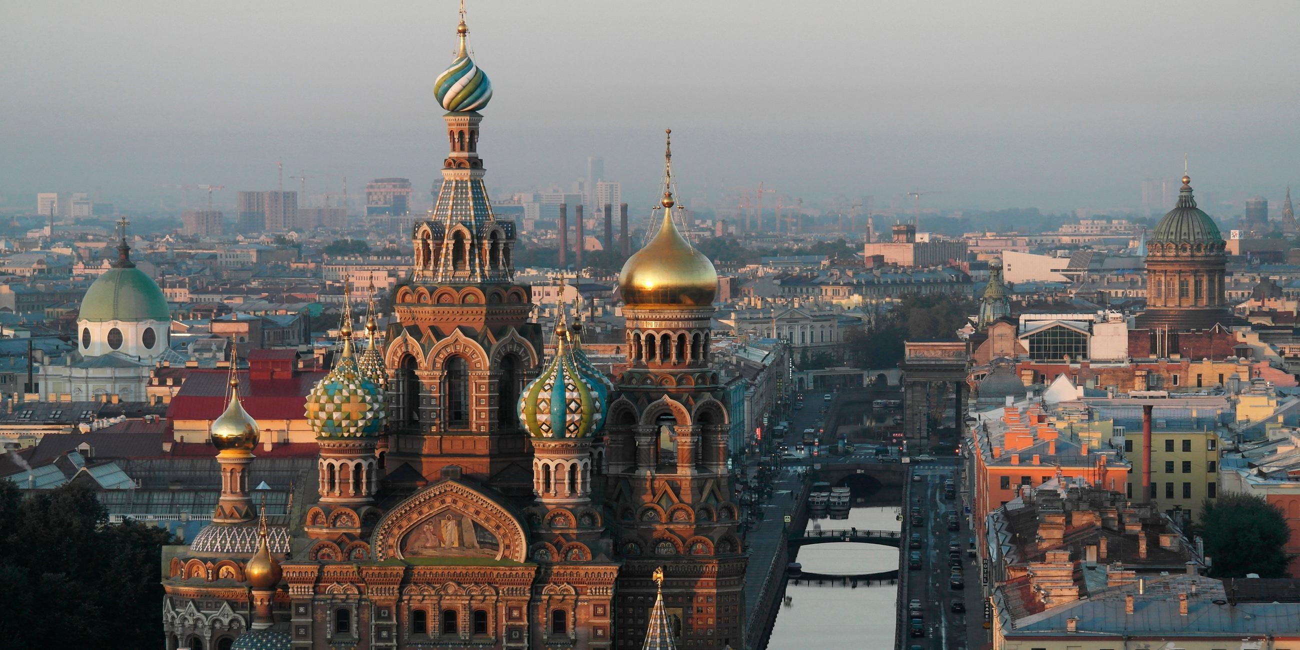 Man sieht die Auferstehungskirche in Sankt Petersburg. Neben der Kirche fließt ein Kanal.