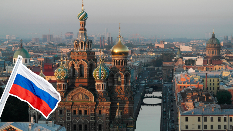 Man sieht die Auferstehungskirche in Sankt Petersburg. Neben der Kirche fließt ein Kanal.