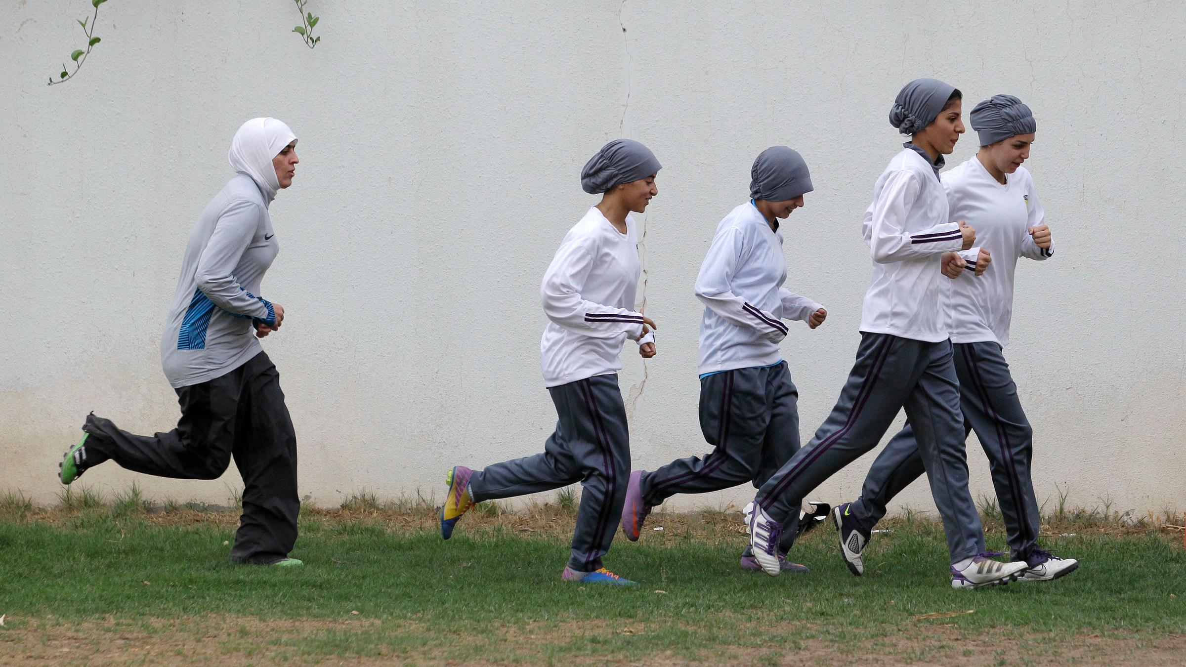 Erst seit 2006 ist es Frauen in Saudi-Arabien erlaubt, Fußball zu spielen. Bei den Spielen dürfen in Saudi-Arabien allerdings keine Männer zuschauen.