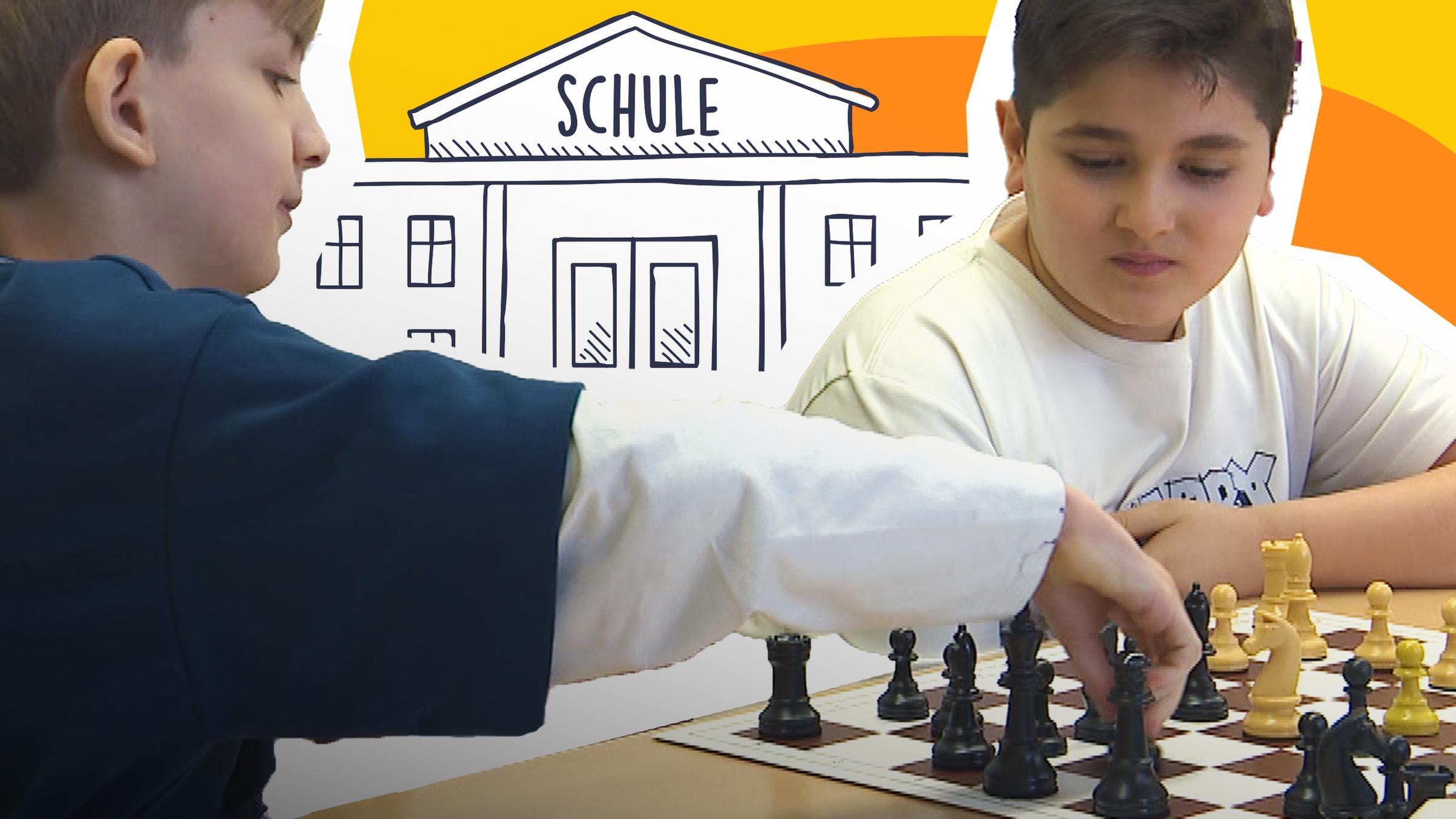 Zwei Schüler der 4. Klasse spielen Schach; Gezeichnete Schule im Hintergrund