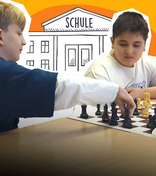 Zwei Schüler der 4. Klasse spielen Schach; Gezeichnete Schule im Hintergrund