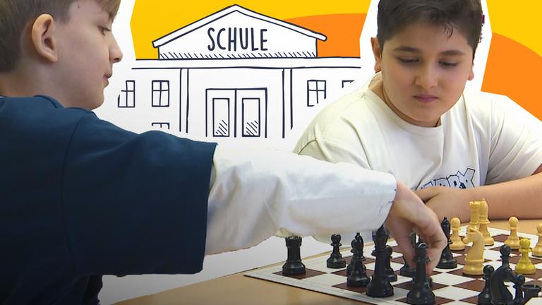 Zwei Schüler der 4. Klasse spielen Schach; Gezeichnete Schule im Hintergrund