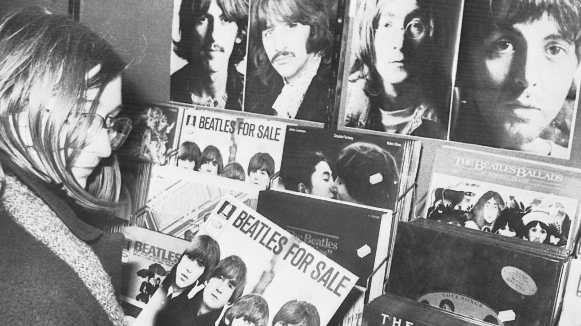 Frau hält eine Beatles Schallplatte in der Hand