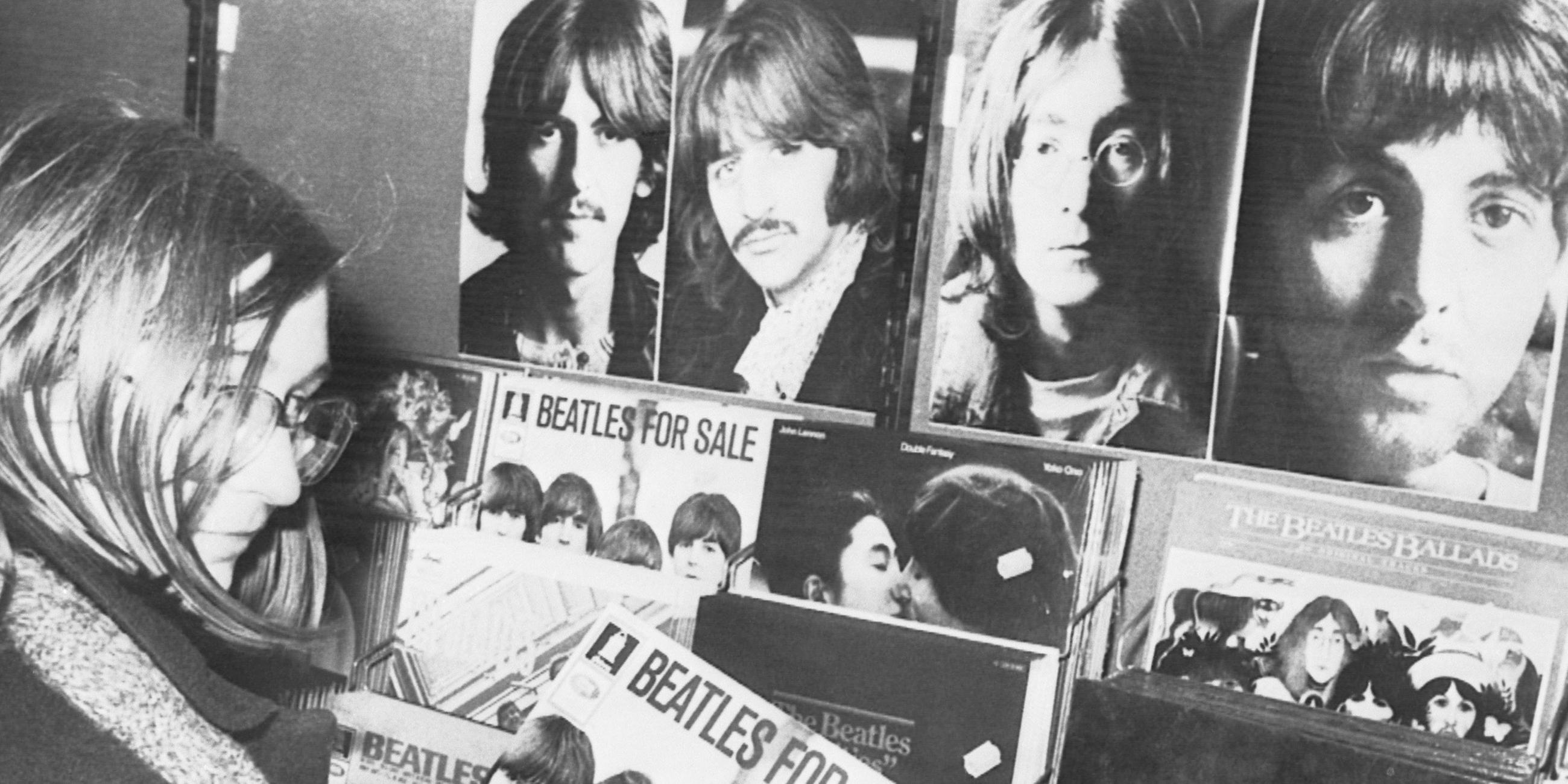 Frau hält eine Beatles Schallplatte in der Hand