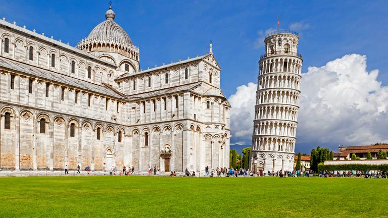 Auf dem Bild ist der Schiefe Turm von Pisa zu sehen. 