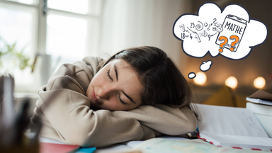 Mädchen schläft auf ihrem Schreibtisch und träumt von Mathe laut Gedankenblase