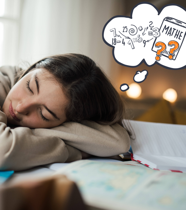 Mädchen schläft auf ihrem Schreibtisch und träumt von Mathe laut Gedankenblase