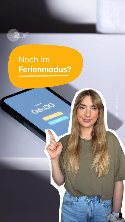 Eine Collage zeigt eine Frau, die nach oben zeigt. Dahinter ein Bild von einem Handywecker, der auf 6:00 Uhr gestellt ist. Auf einem gelben Kreis steht: Noch im Ferienmodus