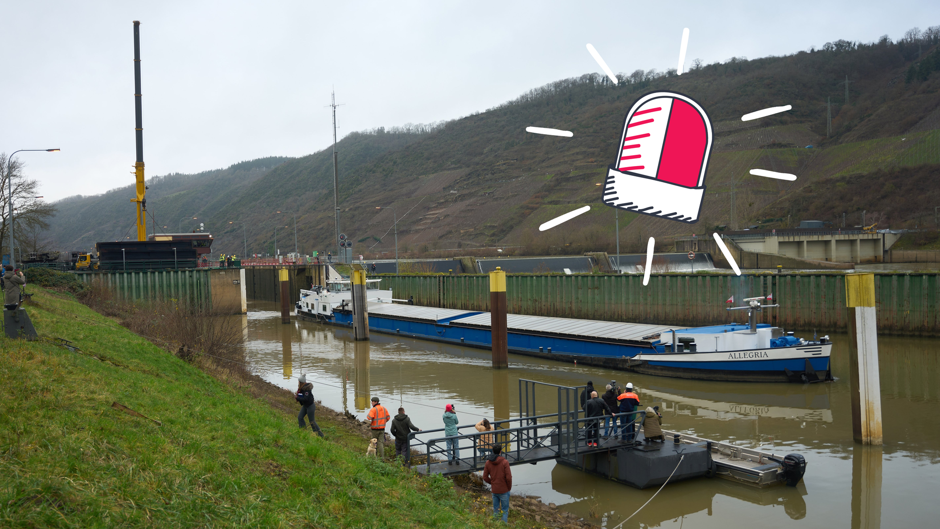 Ein Schiff fährt nach der Notschleusung aus der Schleuse Müden.