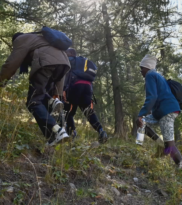 Menschen flüchten über die Grenze