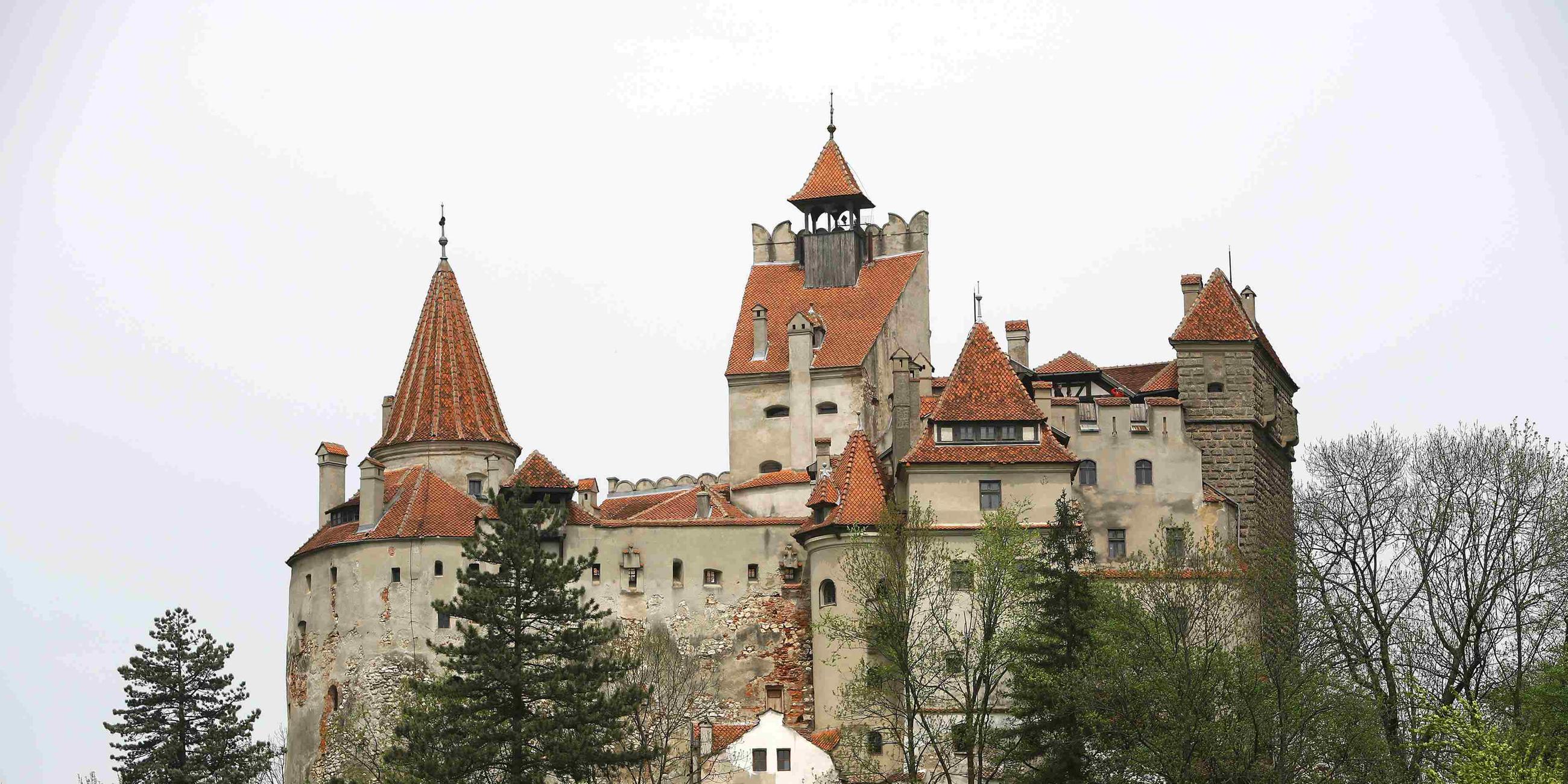 Ein Schloss auf einem Hügel