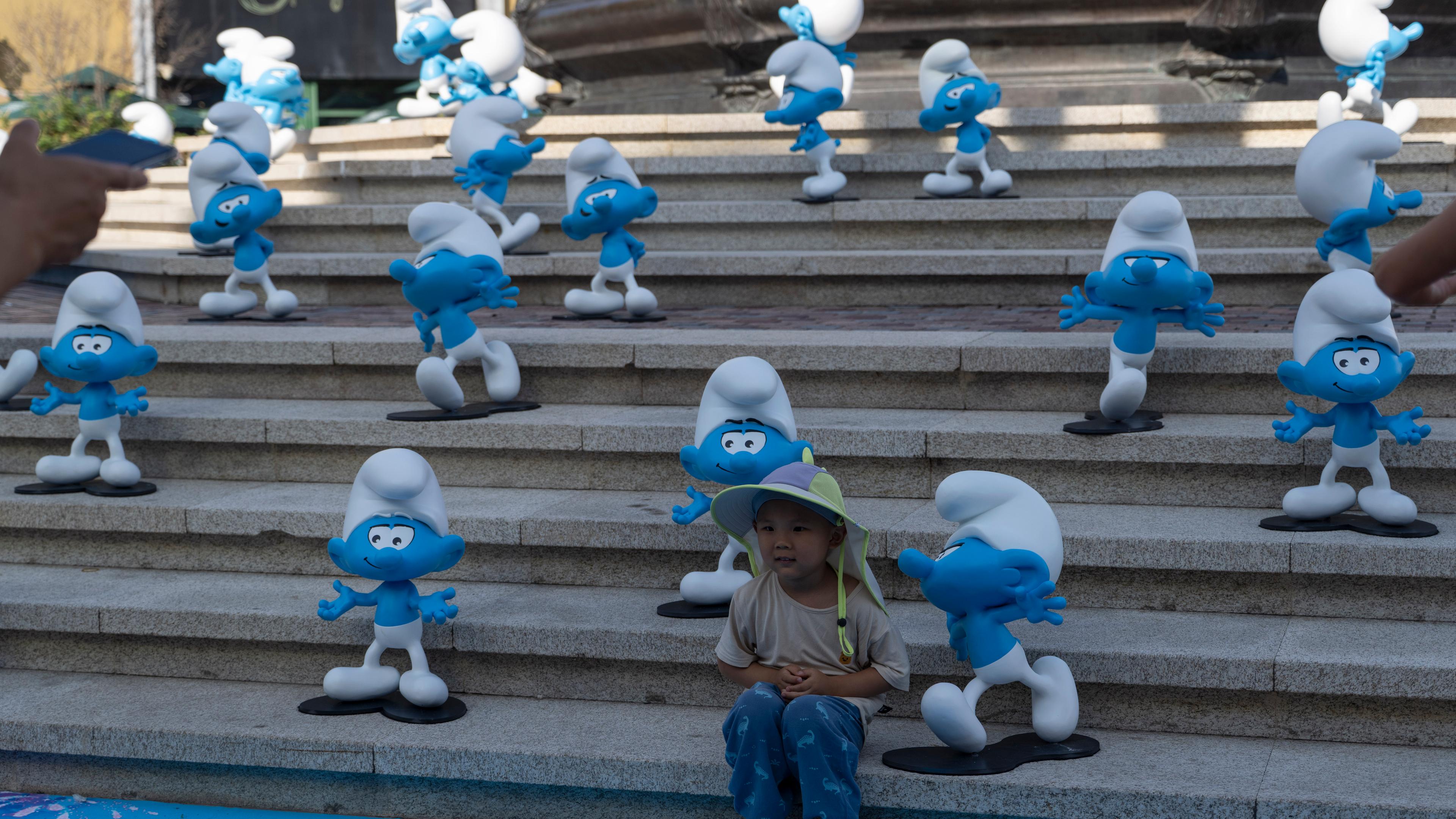 Auf einer Treppe in Beijing sind viele Schlumpf-Figuren