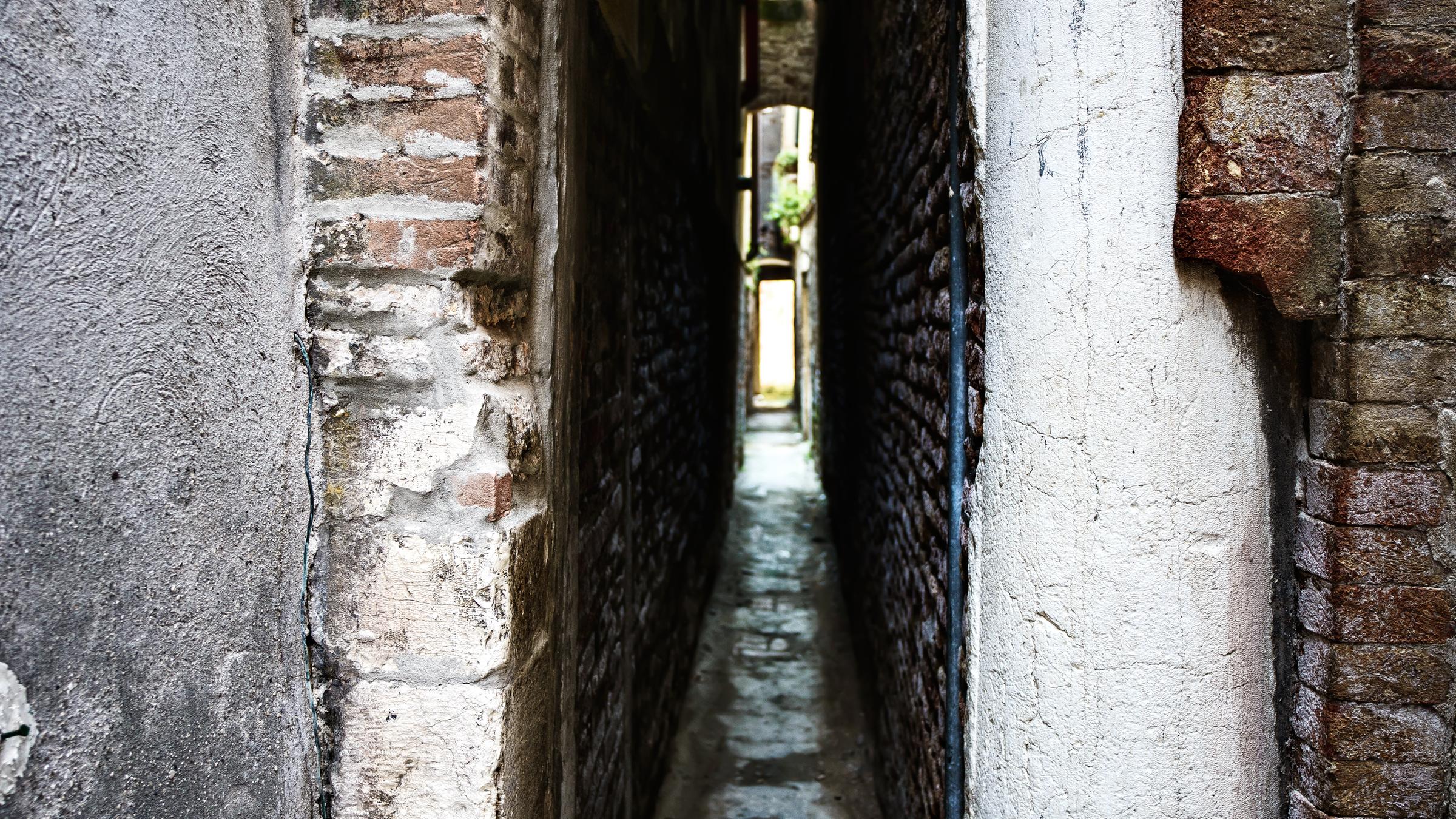 Man sieht die Calle Varisco in Venedig.